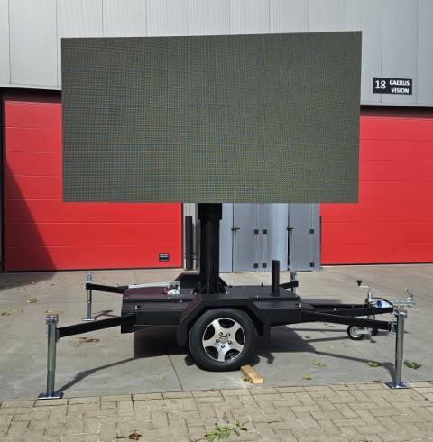 Camion publicitaire équipé d'un écran LED affichant une annonce pour Les Magritte du Cinéma dans une rue animée en milieu urbain